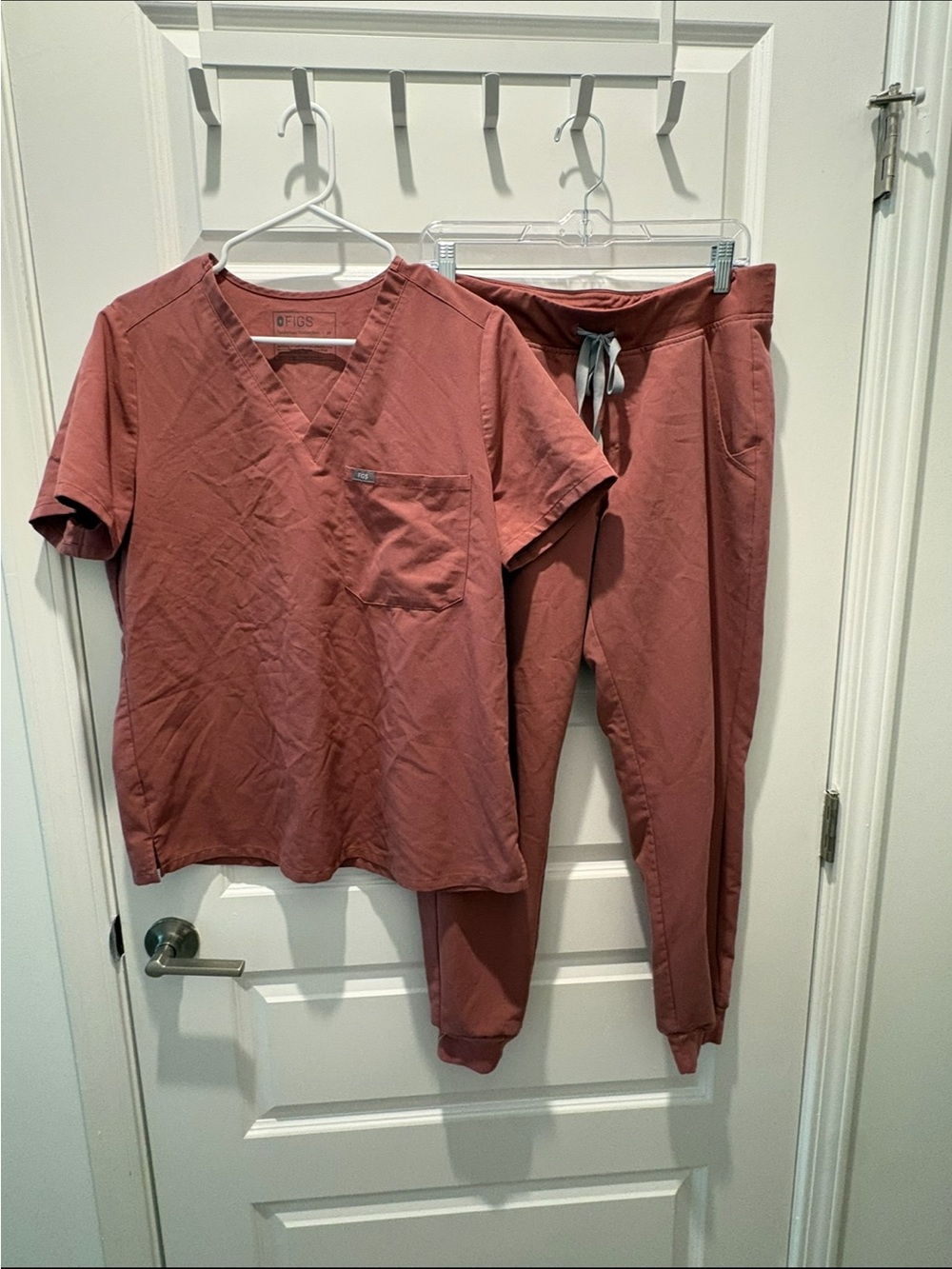Figs Women's Jogger Scrub Set in Dusty Rose